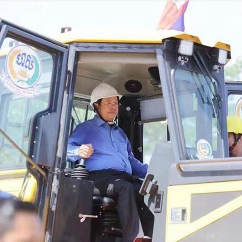 Premier Kambodży Hun Sen testuje buldożer Shantui